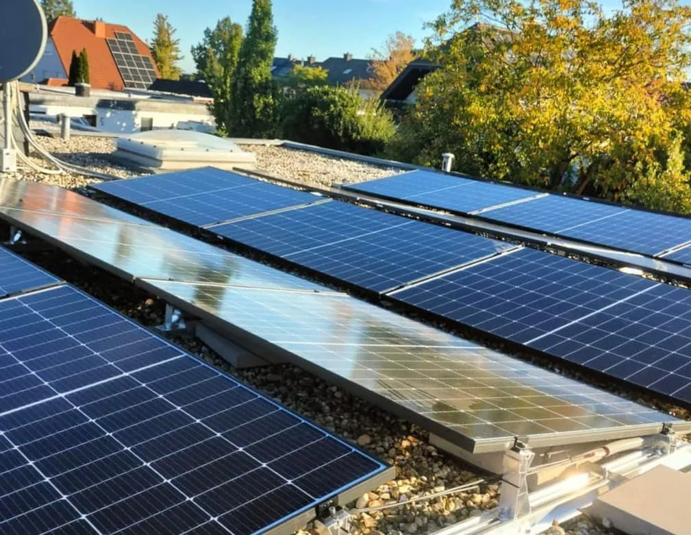 Aufgeständerte Photovoltaikmodule auf einem Flachdach